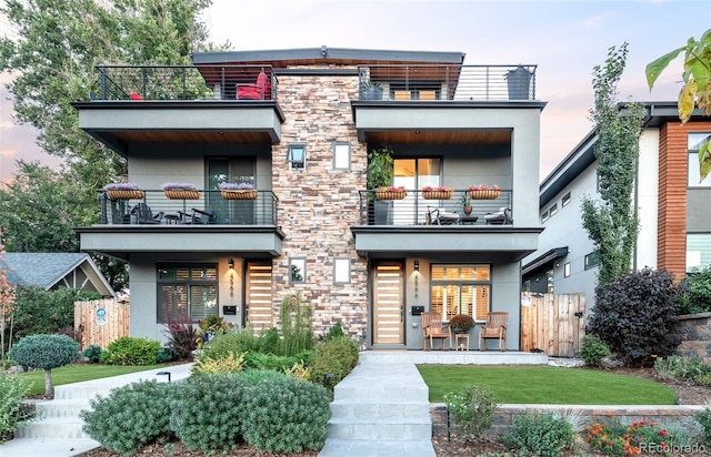 view of front of home featuring a balcony