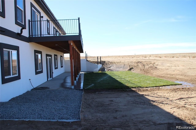 view of yard featuring a balcony