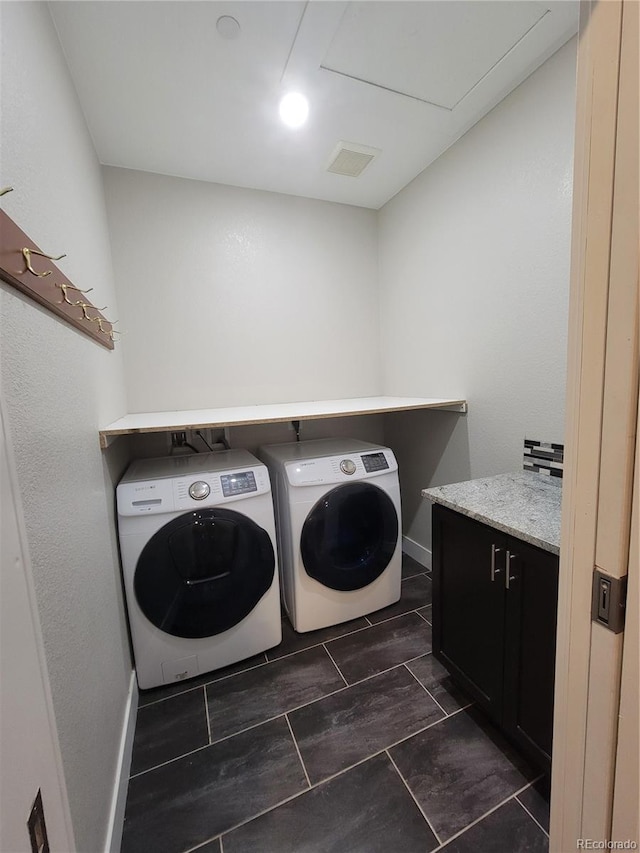 laundry room with baseboards, washing machine and clothes dryer, visible vents, and wood tiled floor