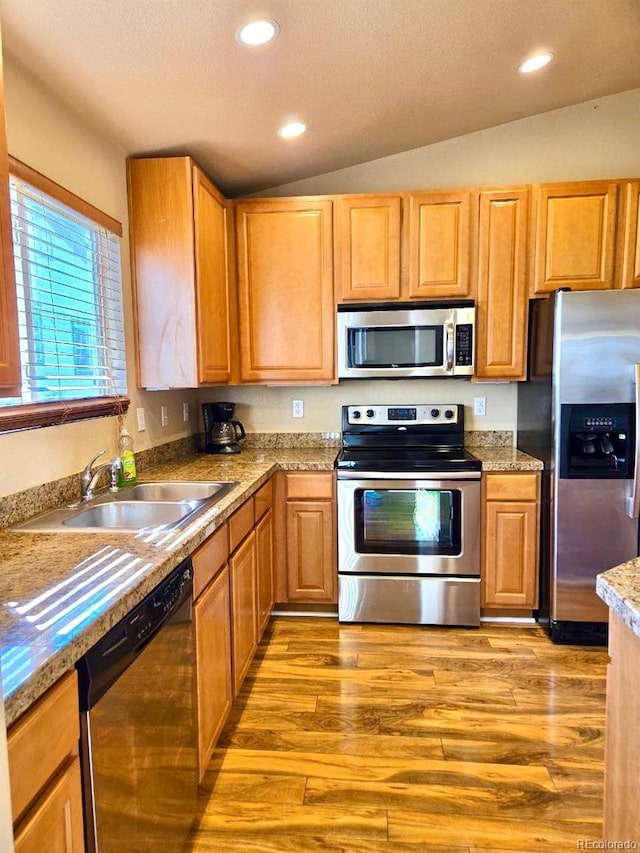 kitchen featuring appliances with stainless steel finishes, recessed lighting, a sink, and light wood finished floors