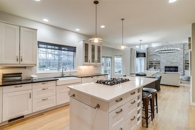 2464 Ginny Way, Lafayette, CO 80026 - kitchen featuring a sink, gas stovetop, a breakfast bar, plenty of natural light, and recessed lighting