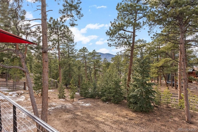 view of yard featuring a mountain view