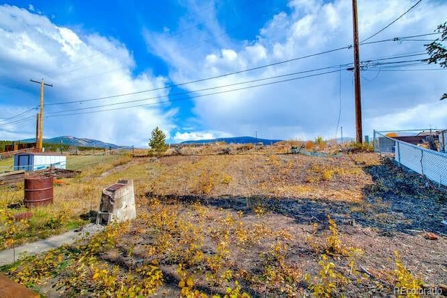 view of yard featuring a mountain view