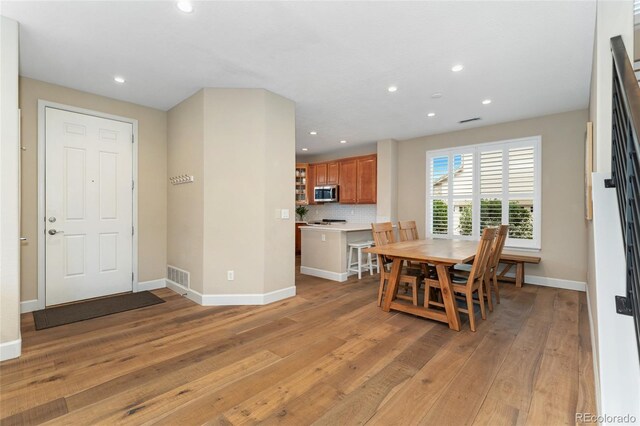 10618 Clearview Ln, Highlands Ranch, CO 80126 - dining area featuring recessed lighting, light wood-style floors, and baseboards