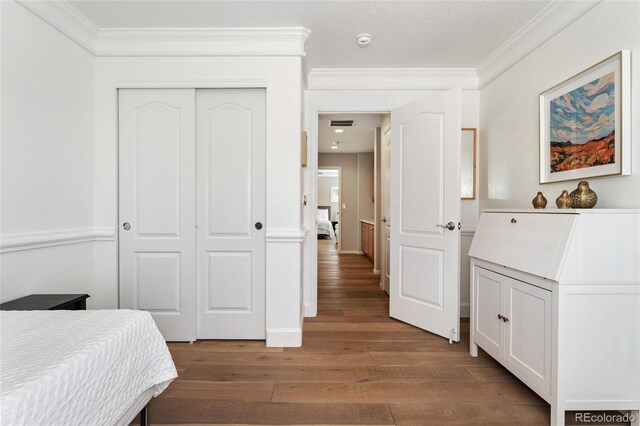 10618 Clearview Ln, Highlands Ranch, CO 80126 - bedroom with wood finished floors, ornamental molding, and a closet