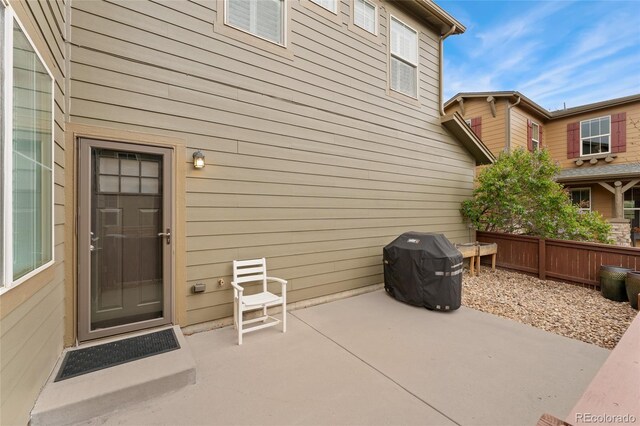 10618 Clearview Ln, Highlands Ranch, CO 80126 - property entrance featuring a patio and fence