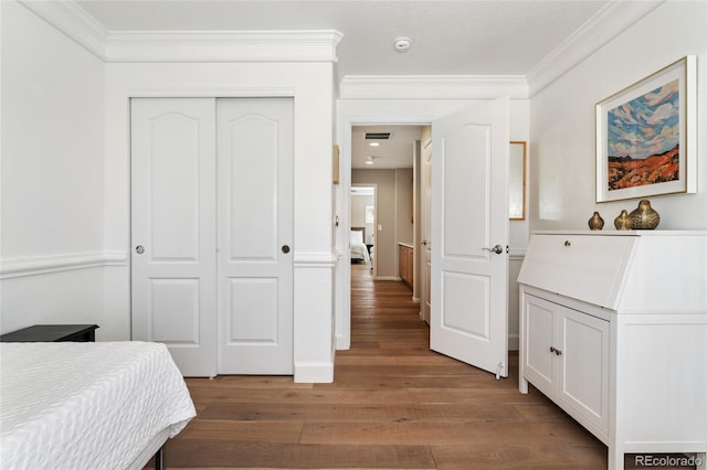10618 Clearview Ln, Highlands Ranch, CO 80126 - bedroom featuring wood finished floors, ornamental molding, and a closet