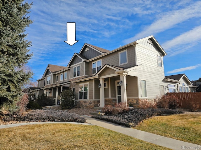 craftsman inspired home featuring a front yard