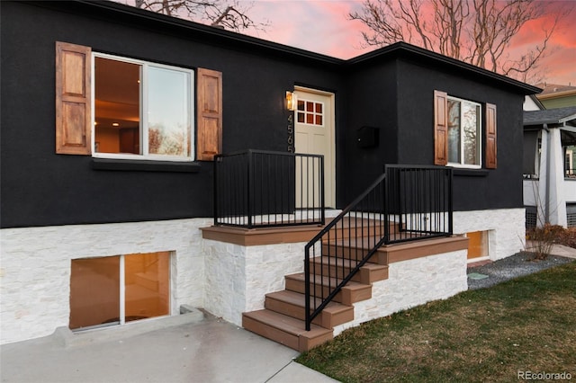 property entrance featuring stucco siding