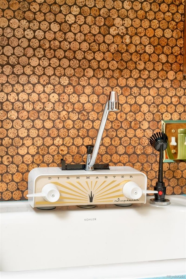 room details featuring wallpapered walls