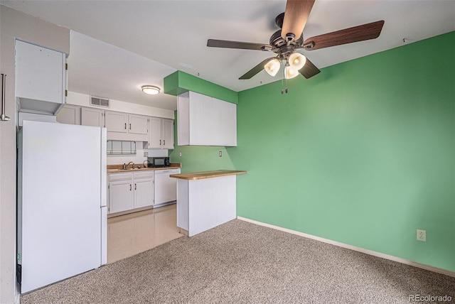 kitchen with ceiling fan, a sink, white appliances, baseboards, and visible vents