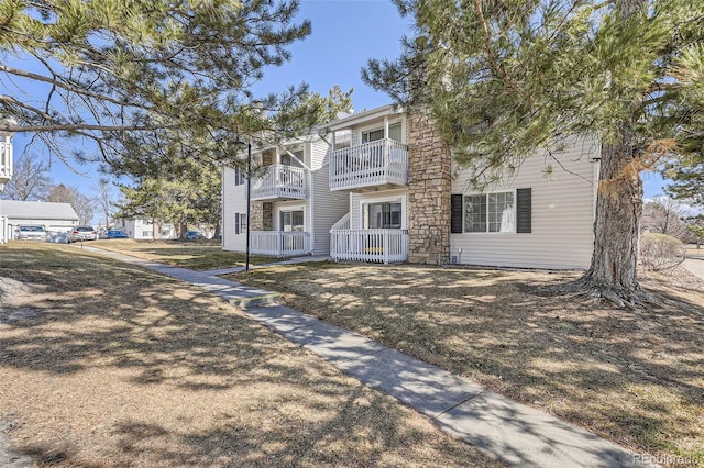 view of front of home featuring a balcony