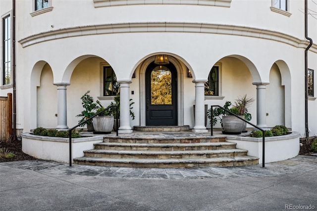 property entrance featuring stucco siding