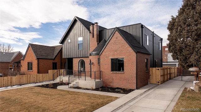 view of front of home featuring a front lawn