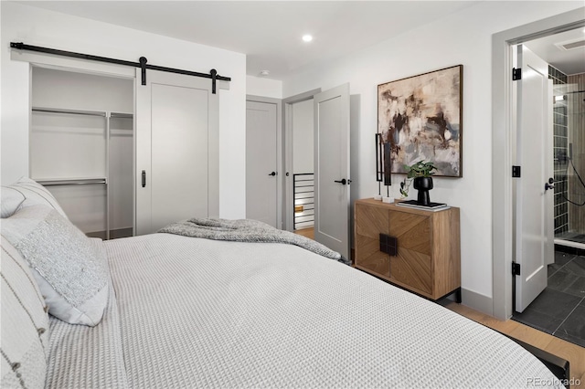 bedroom featuring a barn door