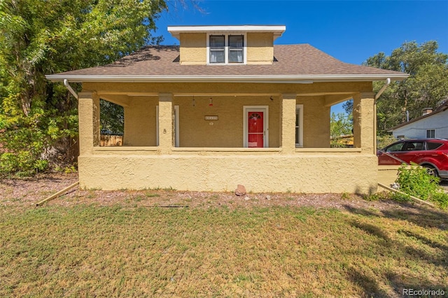 view of front of property with a front yard