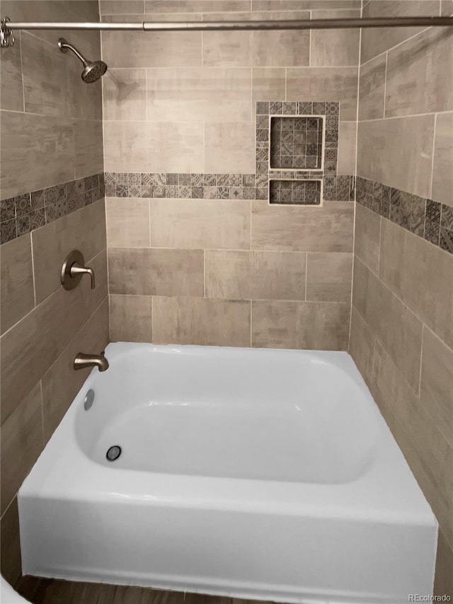 bathroom with tiled shower / bath combo