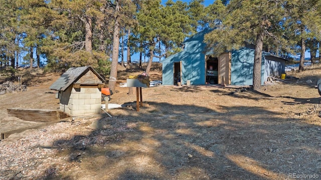 view of yard featuring an outdoor structure