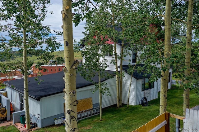 view of side of property featuring a lawn