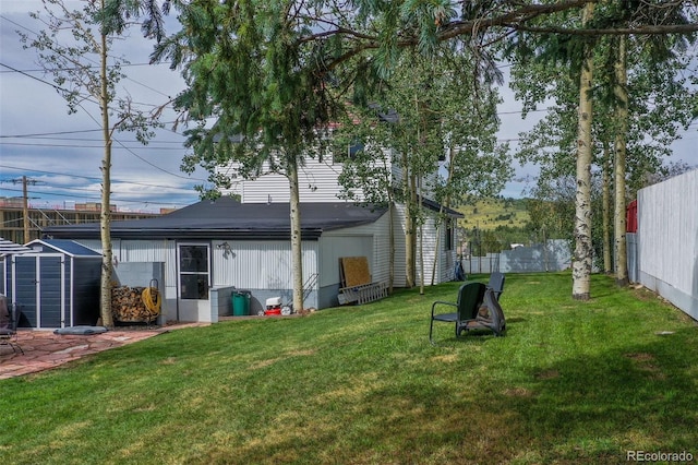 view of yard with a storage unit