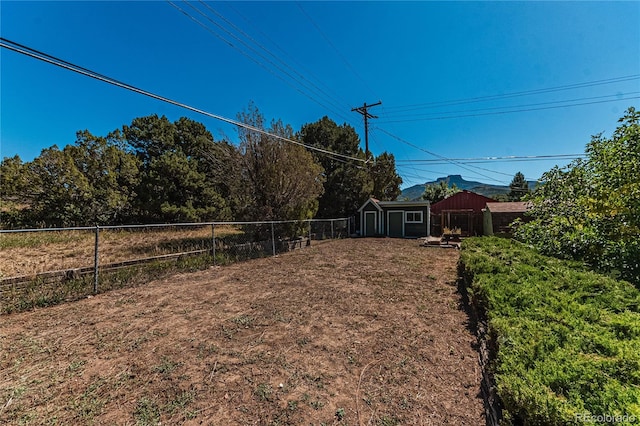 view of yard featuring a shed