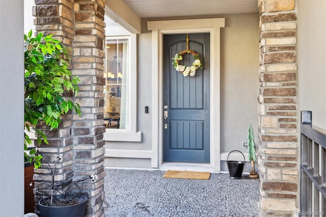 view of exterior entry featuring stucco siding