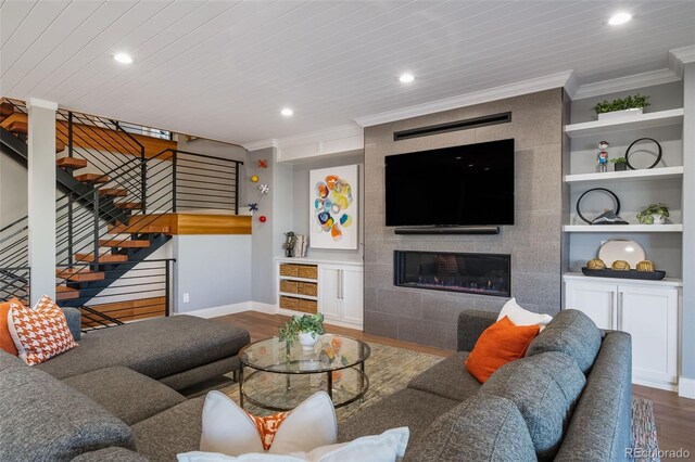 living room with crown molding, recessed lighting, and wood finished floors