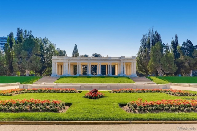 view of front of property featuring a front yard