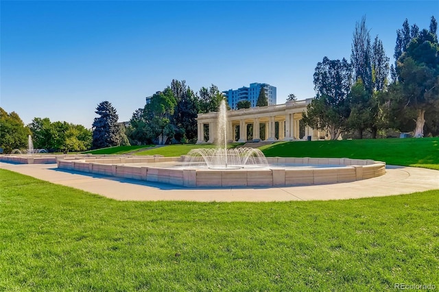 view of property's community featuring a lawn