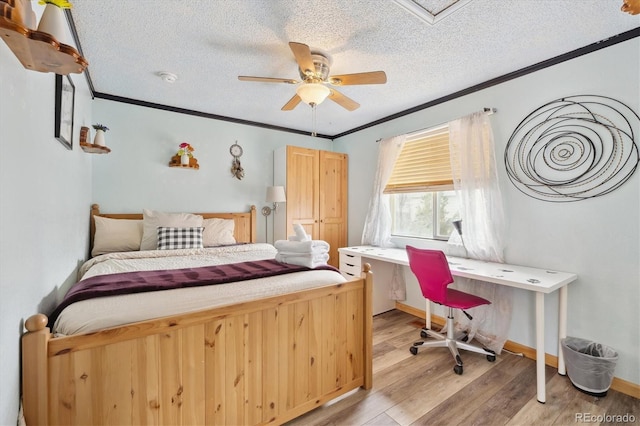 bedroom featuring a textured ceiling, light wood-type flooring, crown molding, and ceiling fan