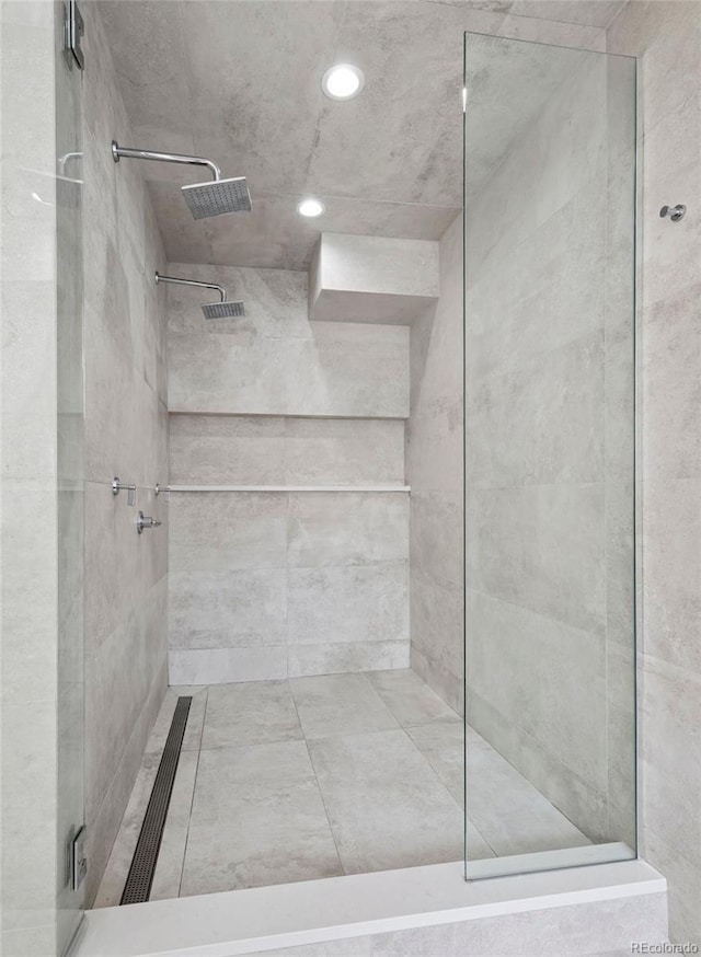 bathroom featuring tiled shower