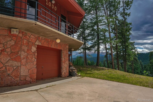 1000 Ponderosa Way, Woodland Park, CO 80863 - garage with a mountain view and concrete driveway