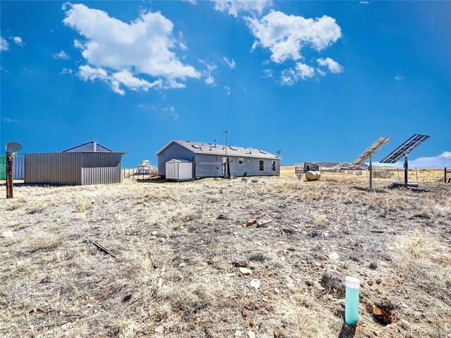 view of yard featuring an outbuilding