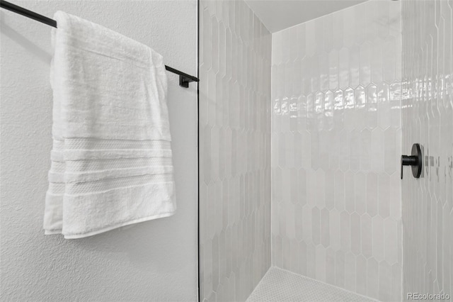 19954 E Dartmouth Ave, Aurora, CO 80013 - bathroom featuring a tile shower