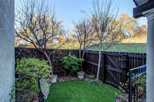 1530 S Quebec Way Unit 29, Denver, CO 80231 - view of yard featuring a fenced backyard