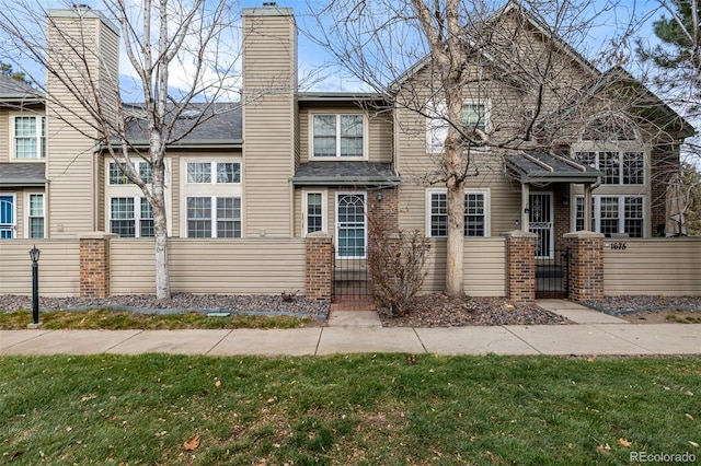 view of front facade with a front lawn