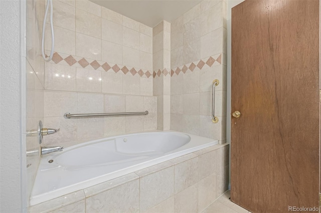 bathroom featuring tiled shower / bath combo