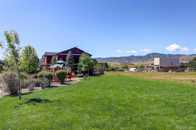 view of yard with a mountain view