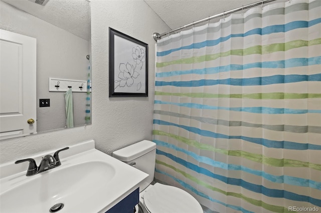 9765LAPINTURAPT La Pintura Pt, Fountain, CO 80817 - bathroom featuring a textured wall, a textured ceiling, toilet, vanity, and a shower with curtain