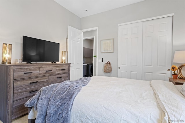 carpeted bedroom featuring a closet and independent washer and dryer