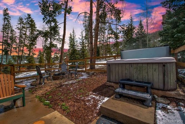 view of yard featuring a hot tub