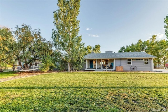 view of front facade featuring covered porch and a front lawn