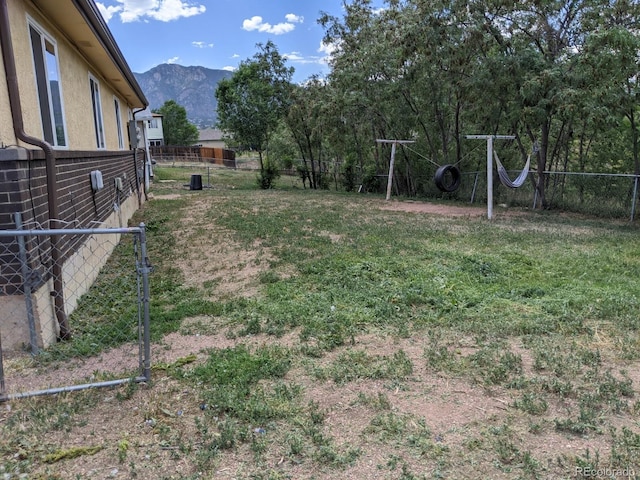 view of yard featuring a mountain view