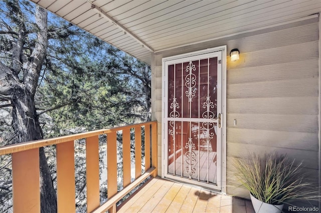 property entrance featuring a balcony