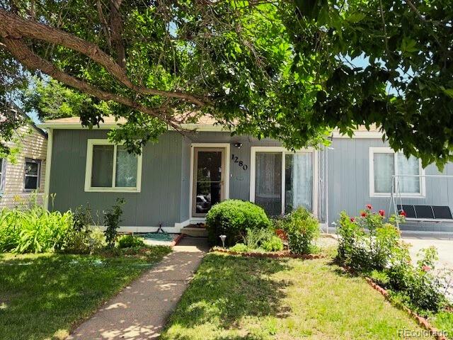 1280 Alton St, Aurora, CO 80010 - view of front of home with a front yard