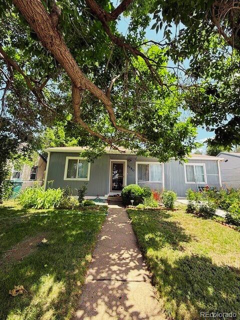 1280 Alton St, Aurora, CO 80010 - view of front facade featuring a front lawn