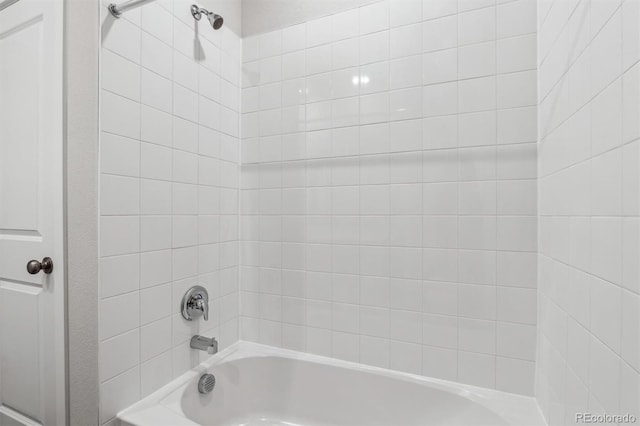 bathroom with tiled shower / bath