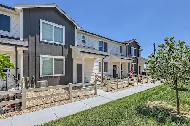 630 Apache Trl Unit D2, Ault, CO 80610 - view of front of house with board and batten siding, a fenced front yard, and covered porch