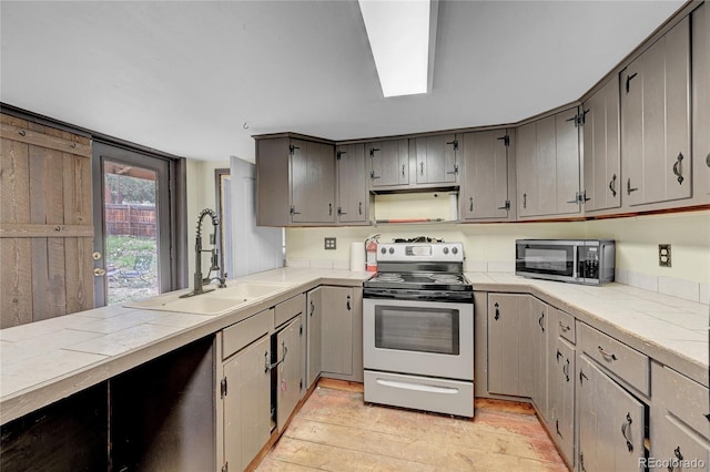 200 Rd P37, Bailey, CO 80421 - kitchen with electric range, tile counters, light wood-style floors, and a peninsula