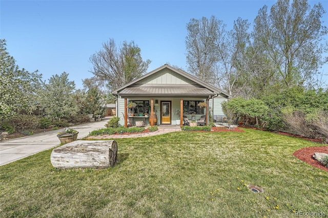 view of front of property featuring a front lawn and covered porch